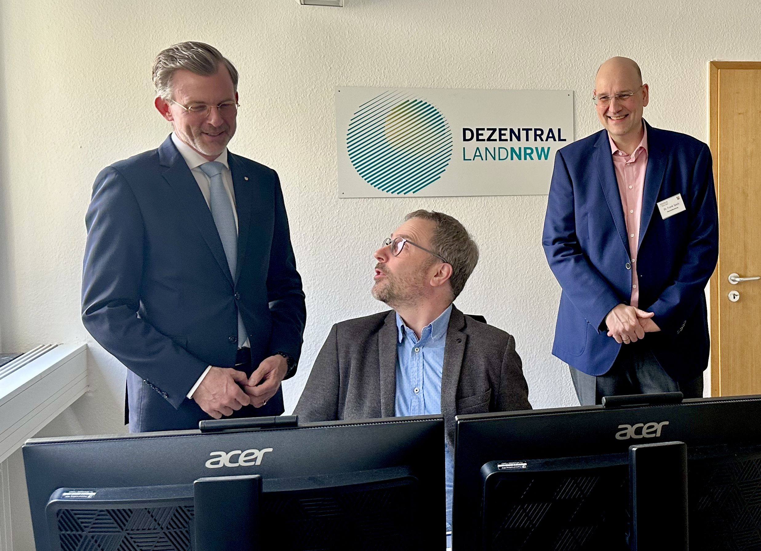Das Bild zeigt Staatssekretär Dr. Günnewig im Finanzamt Siegburg