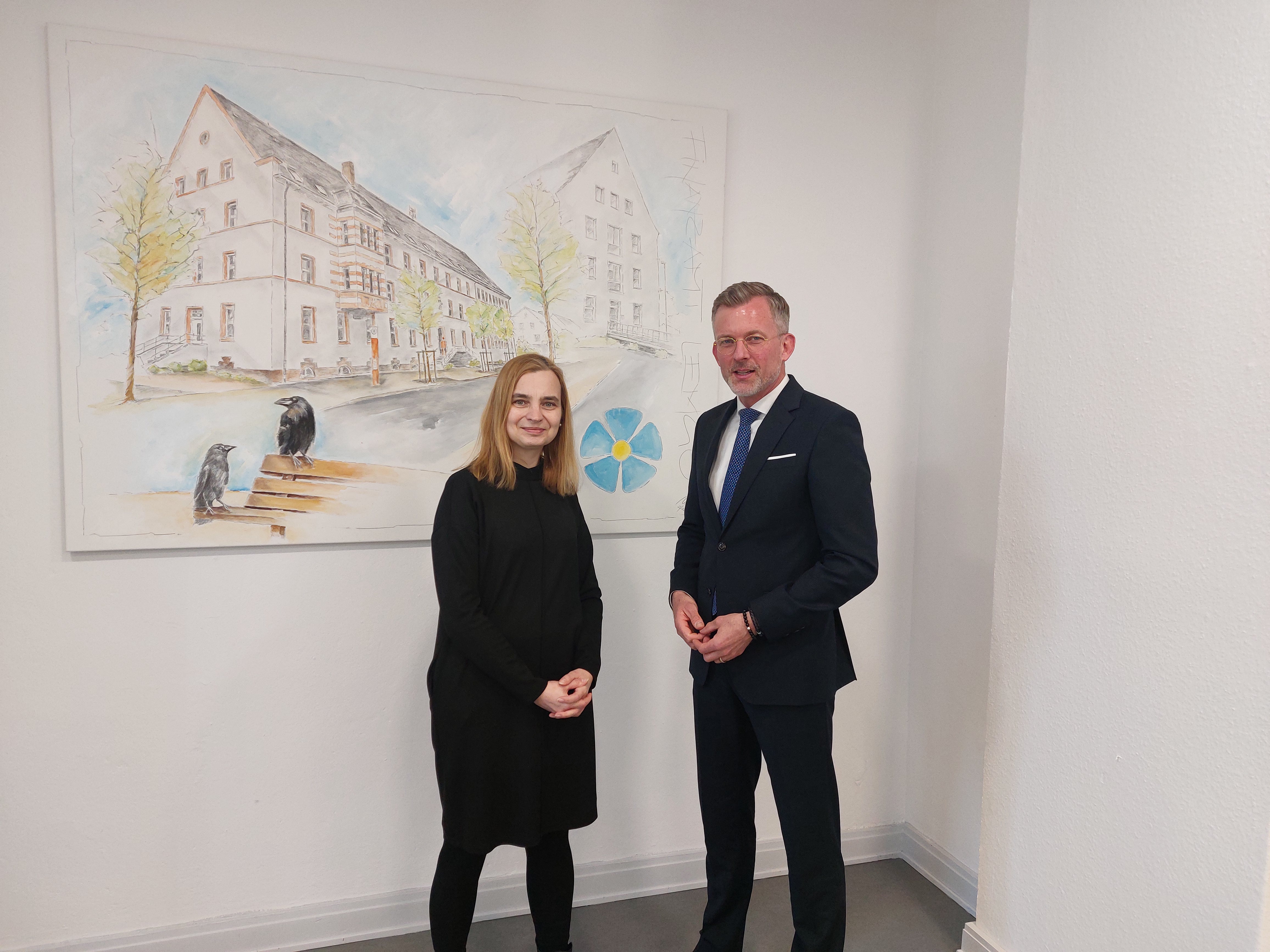 Das Bild zeigt die DSTL des FA Lemgo, Frau Meier, und Herrn Staatssekretär Dr. Günnewig