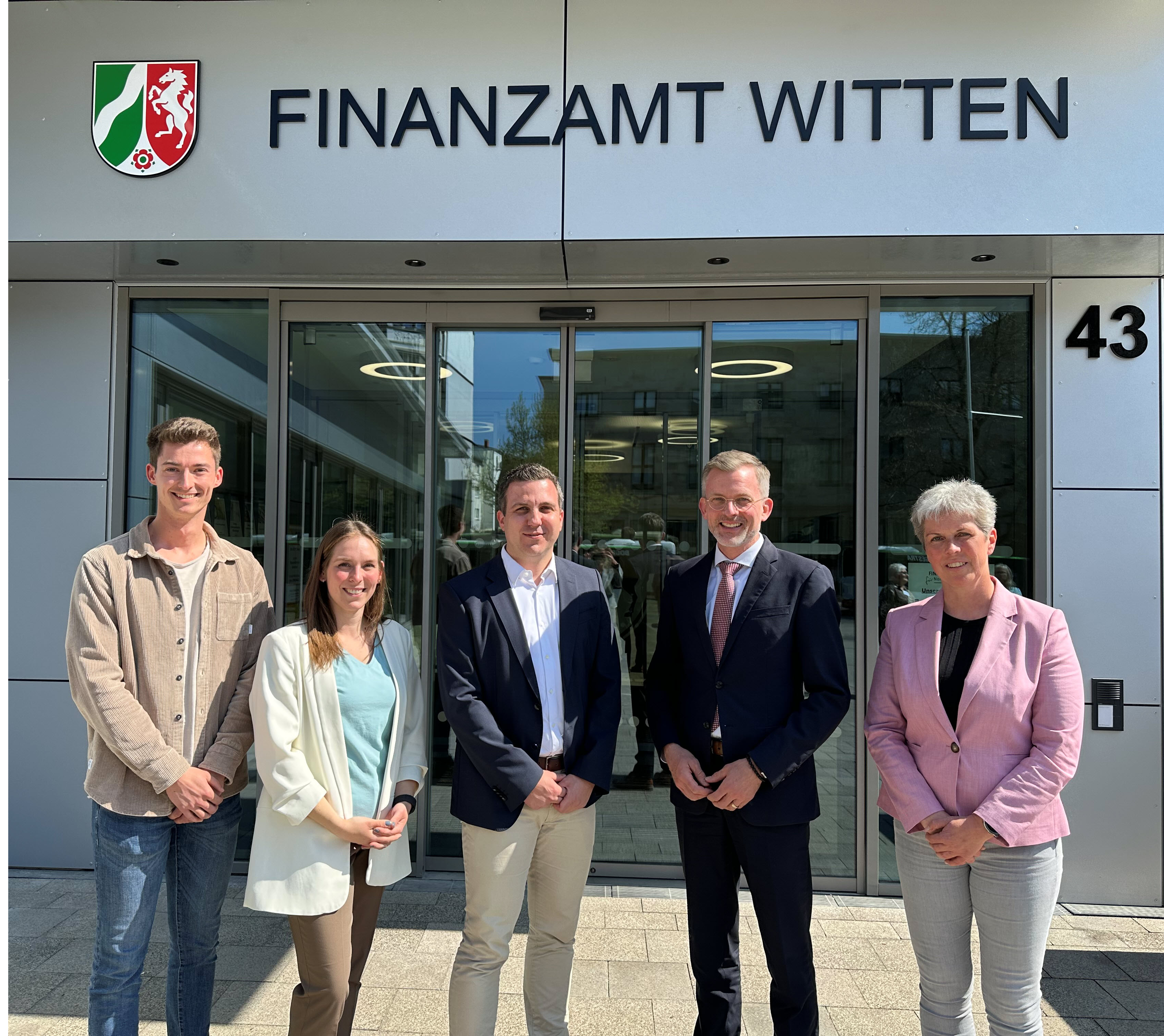 Das Bild zeigt fünf Personen vor dem Finanzamt Witten
