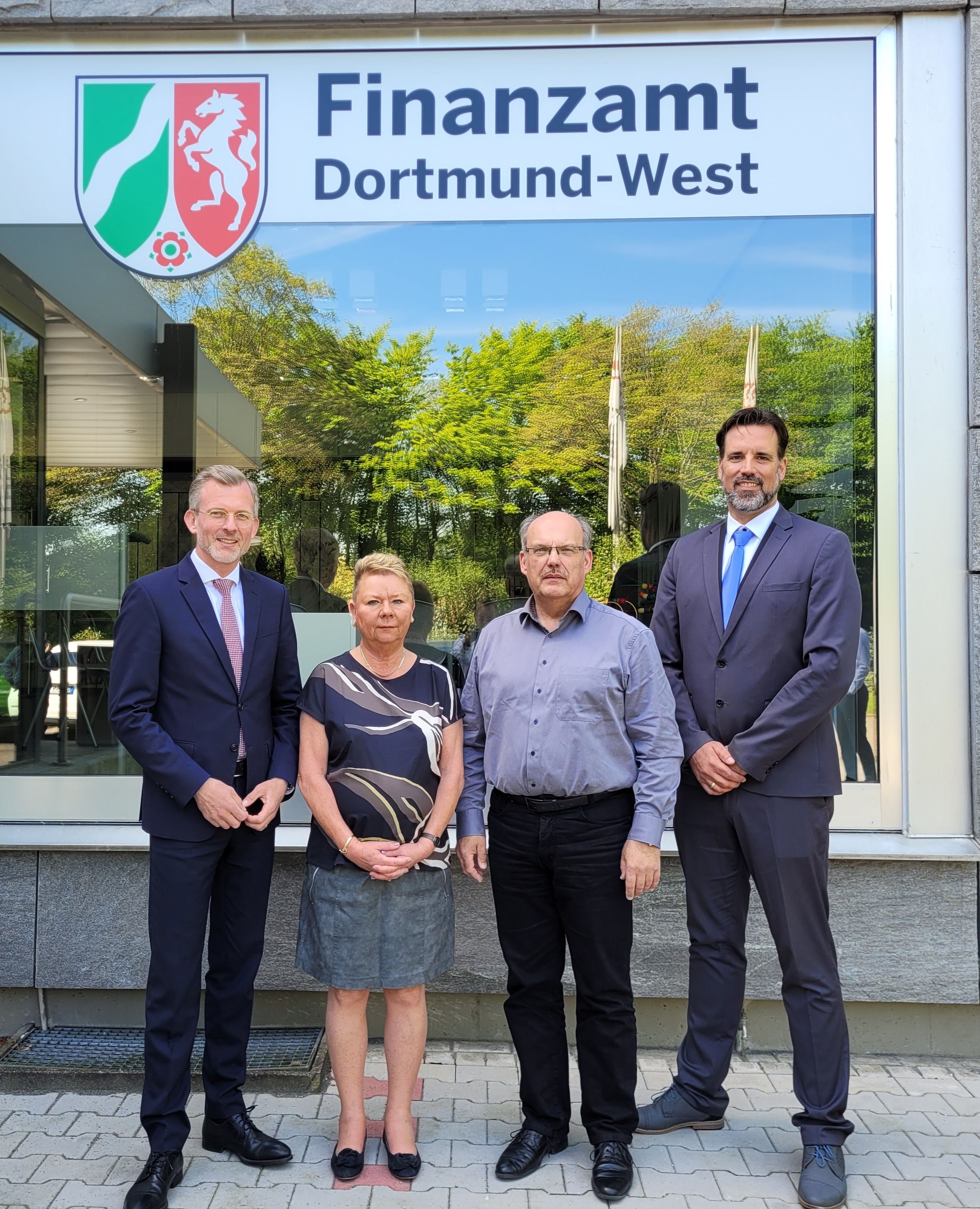 Das Foto zeigt den Staatssekretär Dr. Günnewig beim Besuch im FA Dortmund-West