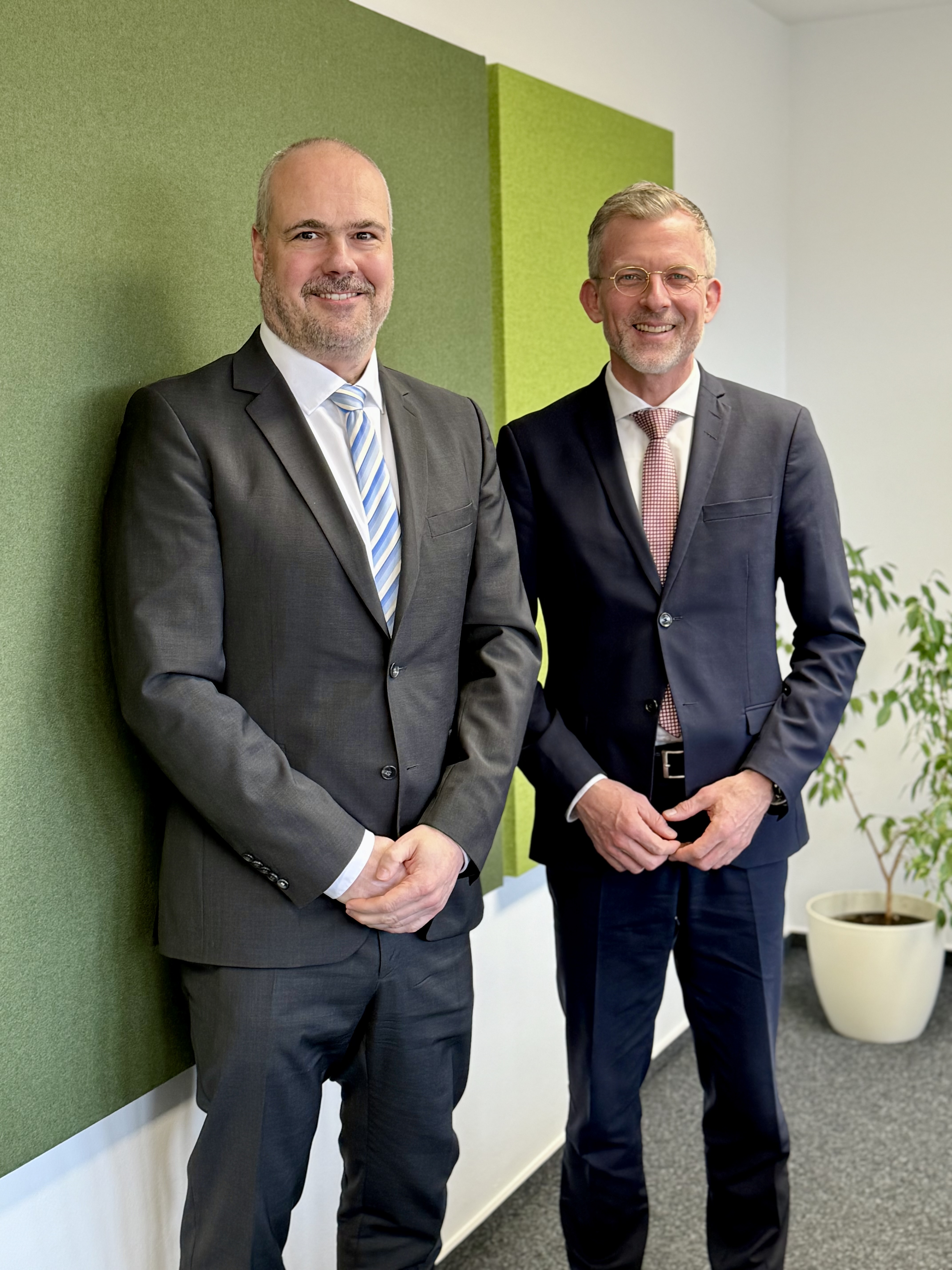 Staatssekretär Dr. Dirk Günnewig zusammen mit dem Dienststellenleiter des Finanzamts Arnsberg Bernd Brieden (links)