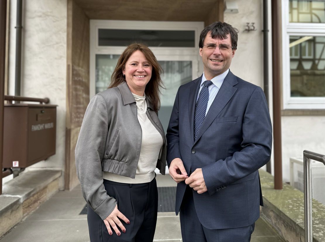 Minister Dr. Optendrenk besucht das Finanzamt Höxter und Warburg - auf dem Bild ist ebenfalls die Dienststellenleitung Frau Adden abgebildet