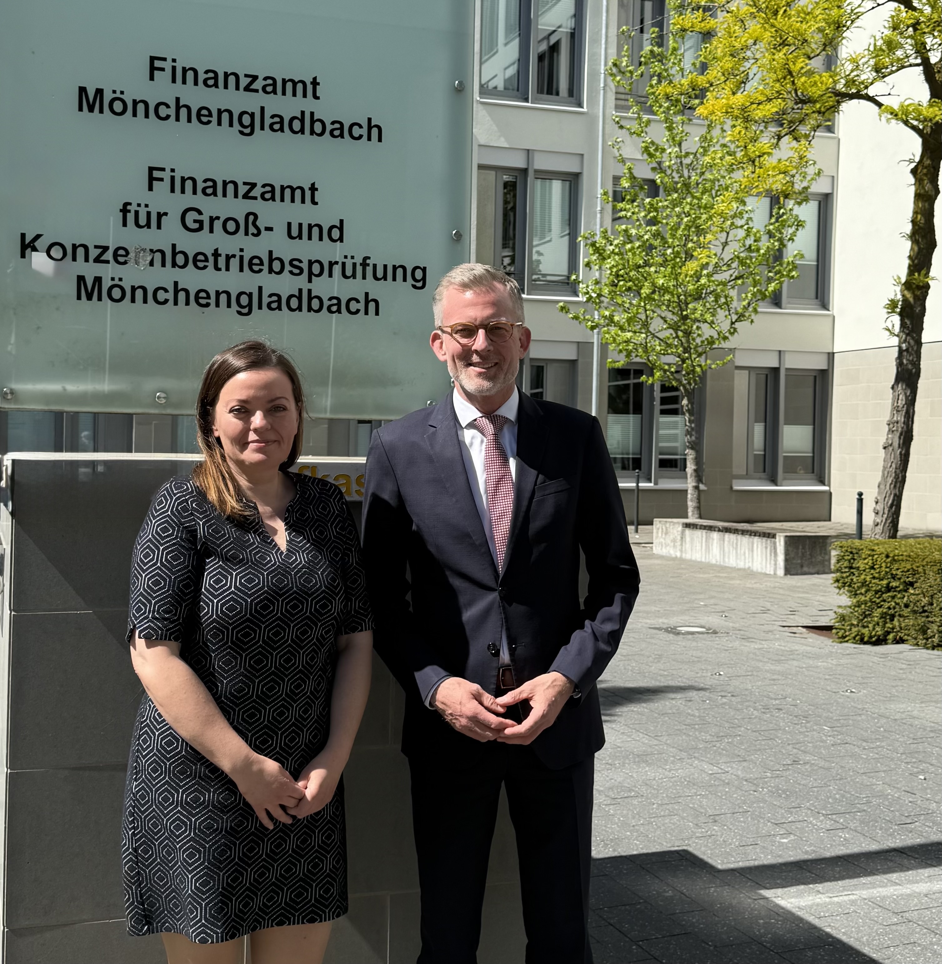 Staatssekretär Dr. Dirk Günnewig zusammen mit der stellvertretenden Dienststellenleiterin des Finanzamts Mönchengladbach Kornelia Oletic.