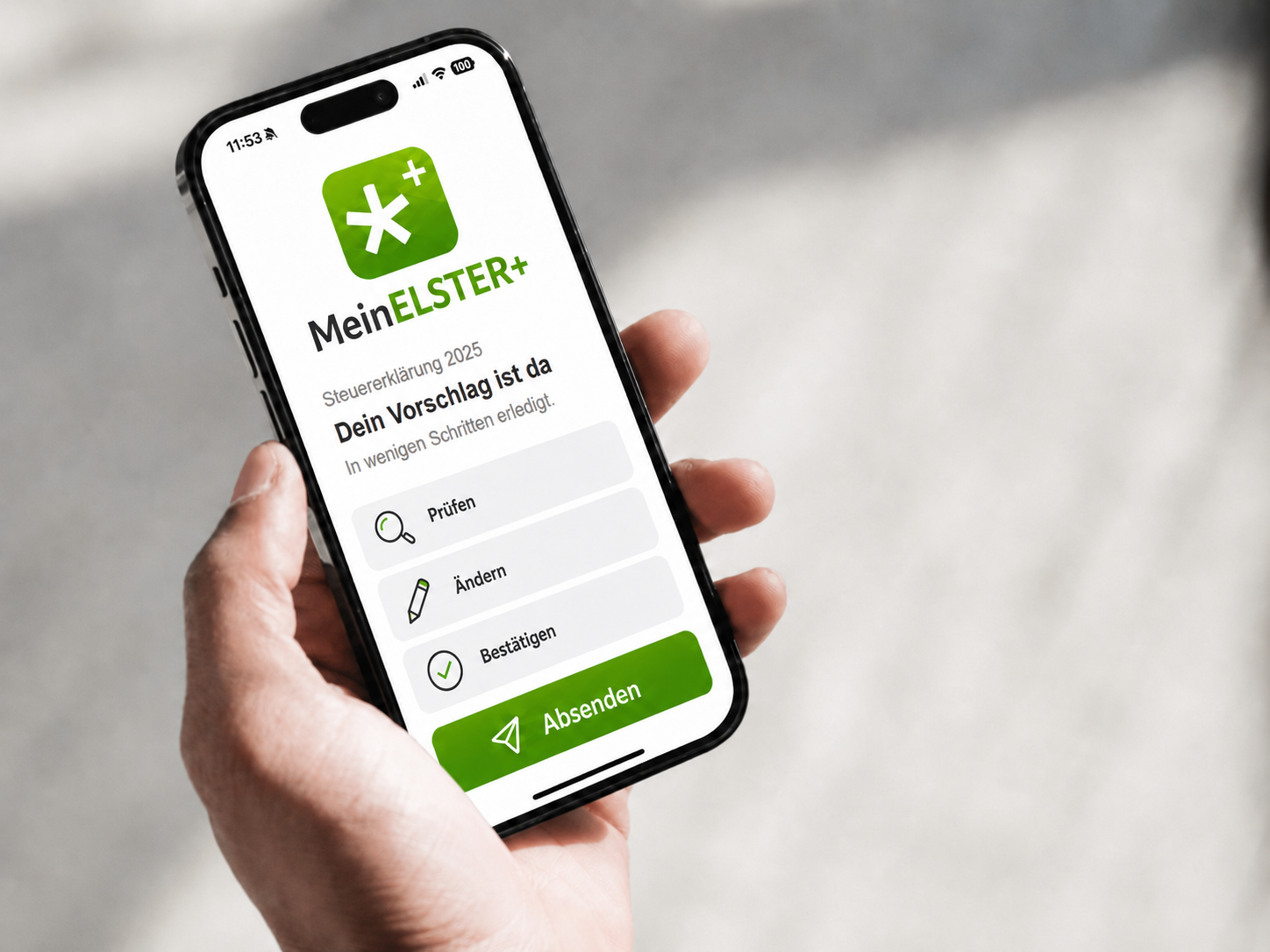 Stimmungsbild: In einer Hand ist ein Handy, auf dessen Display die "Mein ELSTER+" App dargestellt wird. Es handelt sich dabei um ein ki-generiertes Bild.