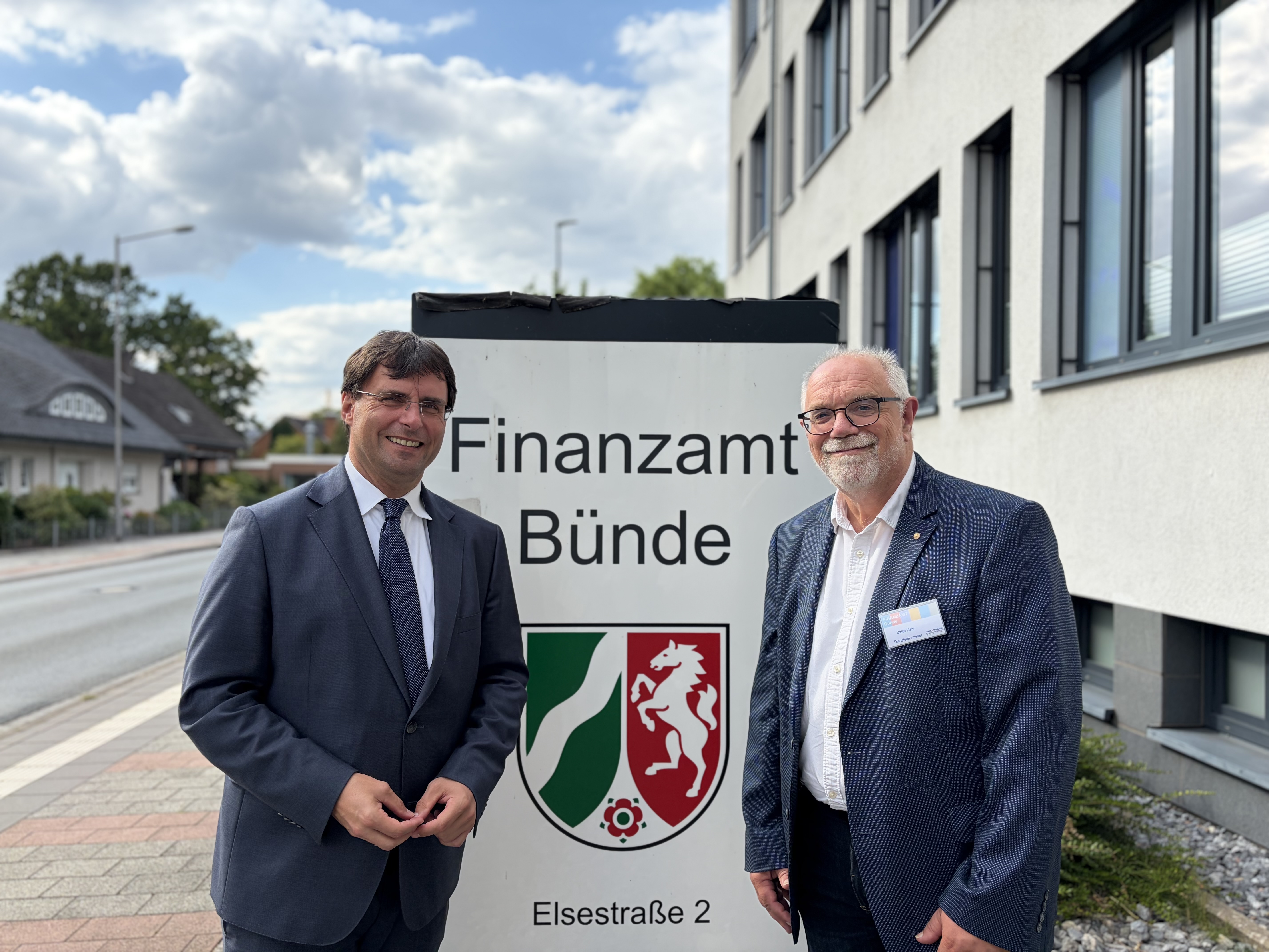 Minister Dr. Marcus Optendrenk (links) mit dem Leiter des Finanzamtes Bünde Ulrich Liehr.