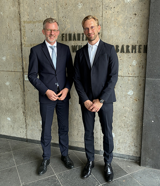 Staatssekretär Dr. Dirk Günnewig (links)  mit dem Leiter des Finanzamtes Wuppertal-Barmen Herrn Tobias Dembour (rechts)