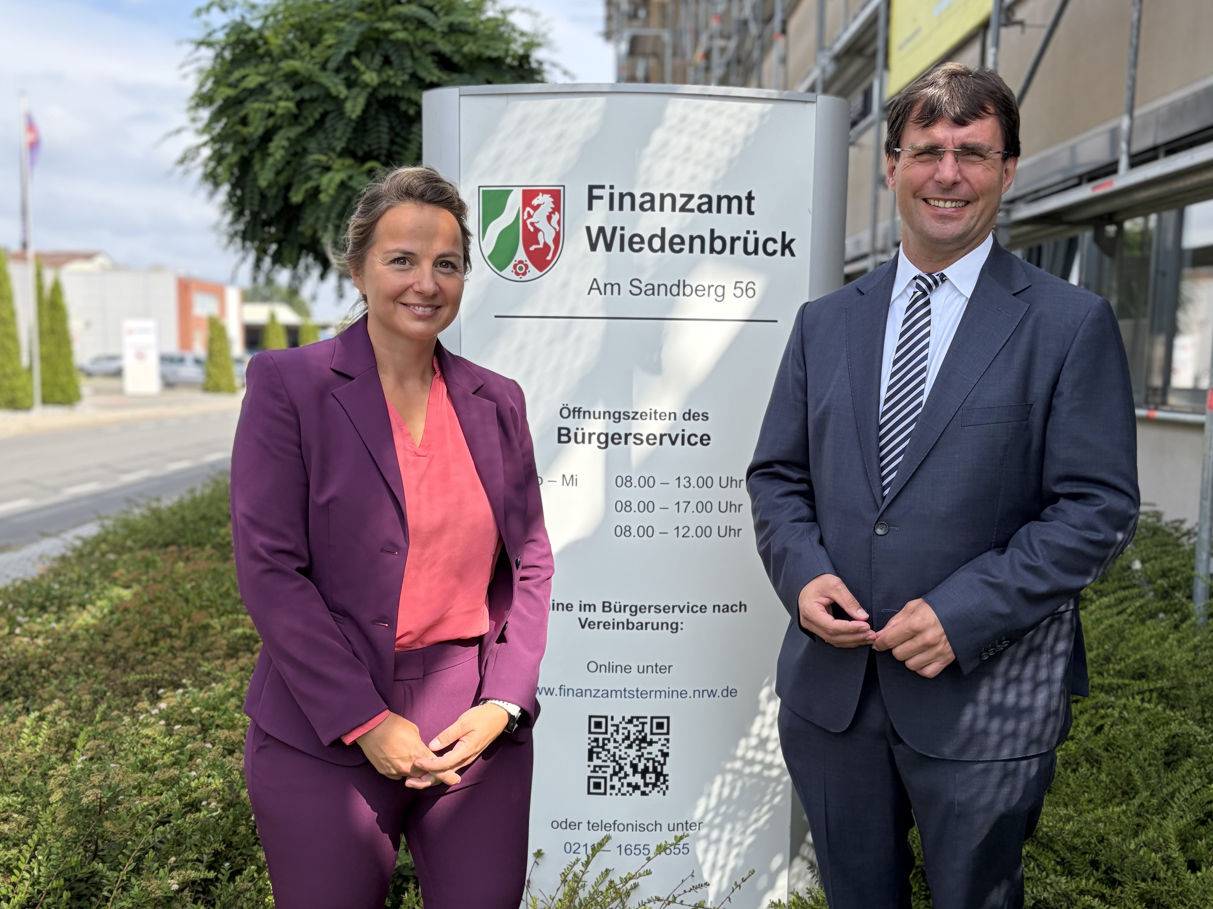 Minister Dr. Marcus Optendrenk mit der Leiterin des Finanzamts Wiedenbrück Kerstin Helfsott