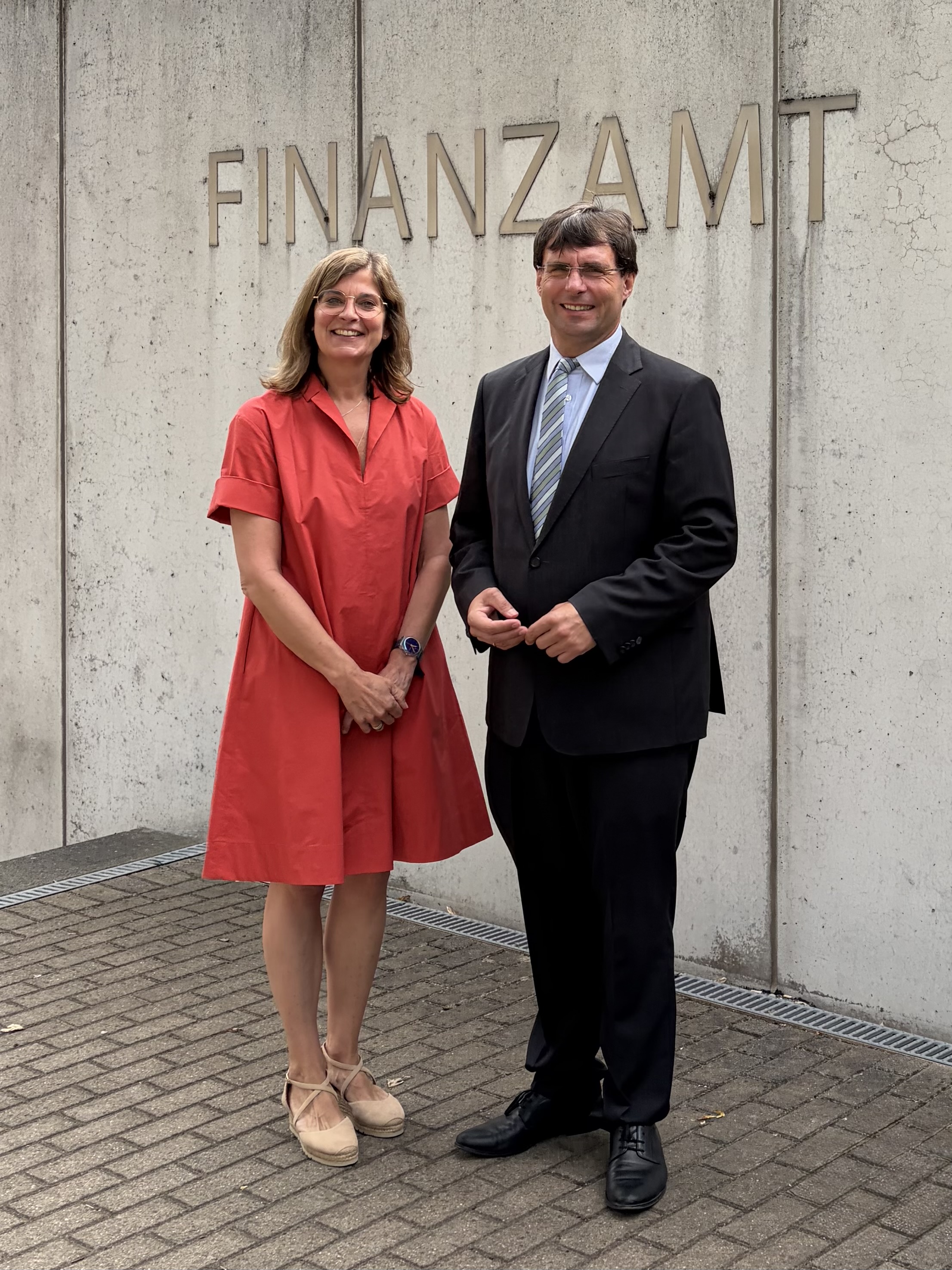 Minister Dr. Marcus Optendrenk mit der Leiterin des Finanzamtes Wesel Claudia Buschmann.