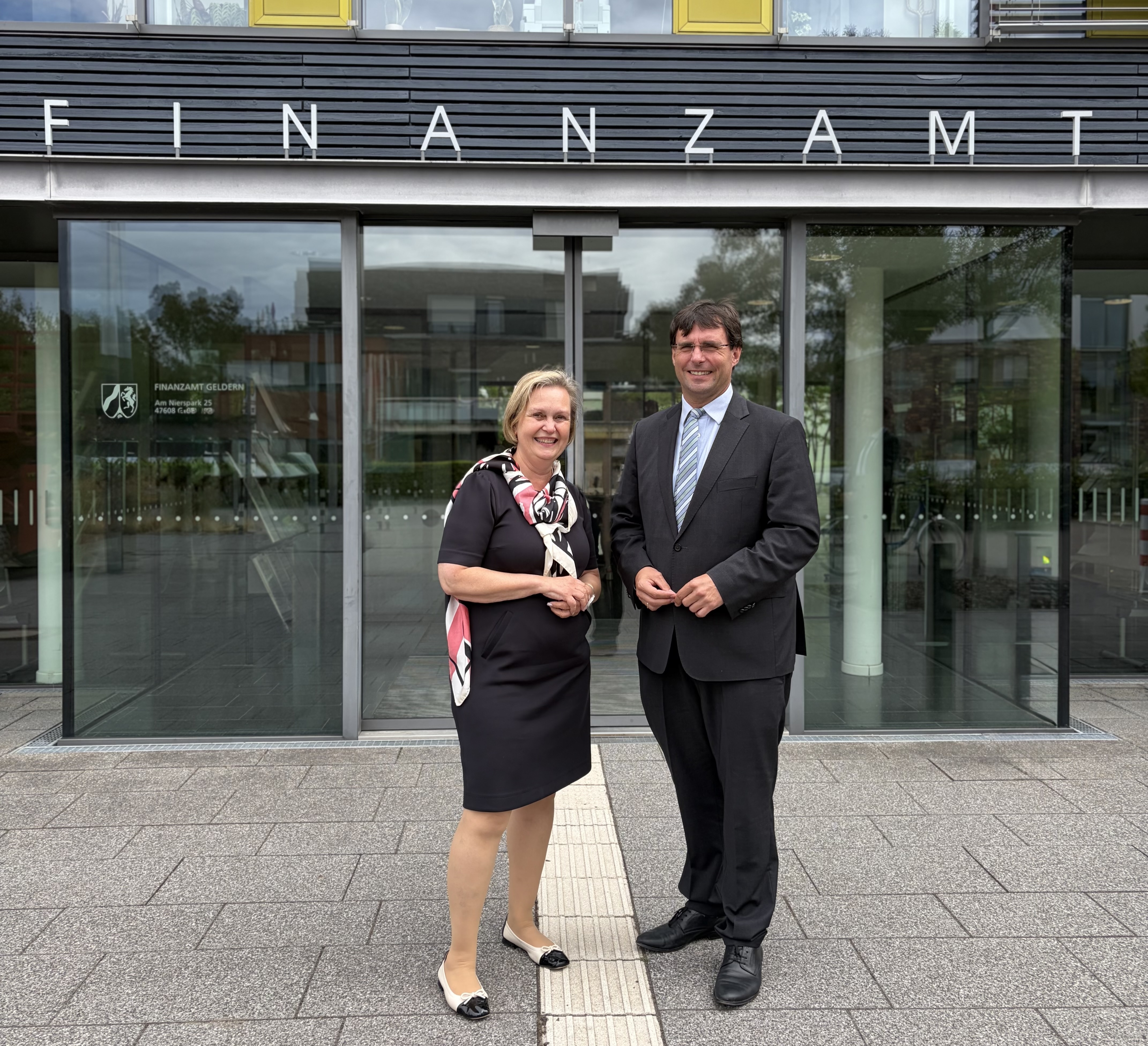 Minister Dr. Marcus Optendrenk mit der Leiterin des Finanzamtes Geldern Birgit Hufen-Batzke.
