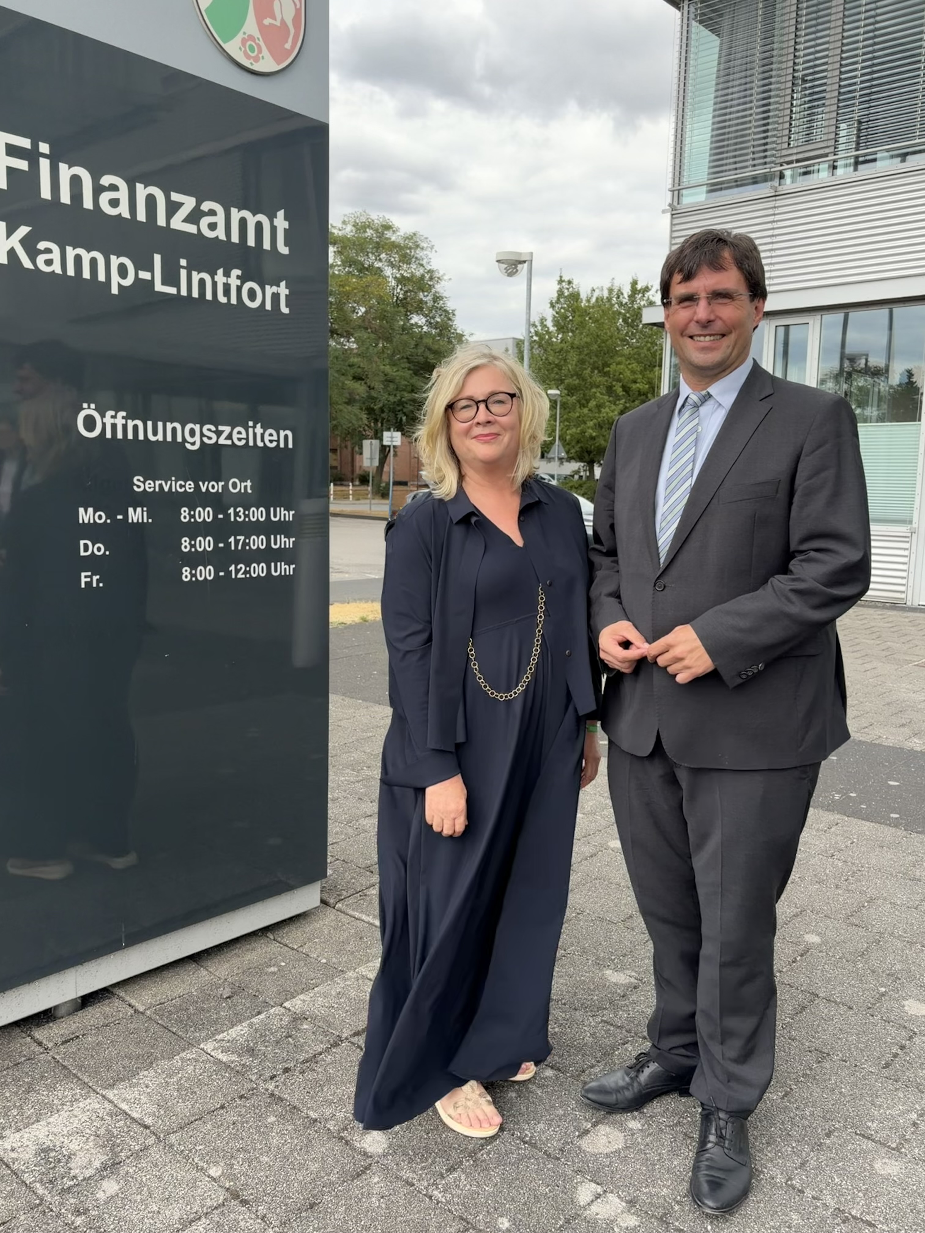 Minister Dr. Marcus Optendrenk mit der Leiterin des Finanzamtes Kamp-Lintfort Ulrike Sondermann.