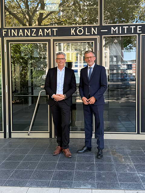 Staatssekretär Dr. Dirk Günnewig mit dem Leiter des Finanzamtes Köln-Mitte Herrn Olaf Heeke (links).