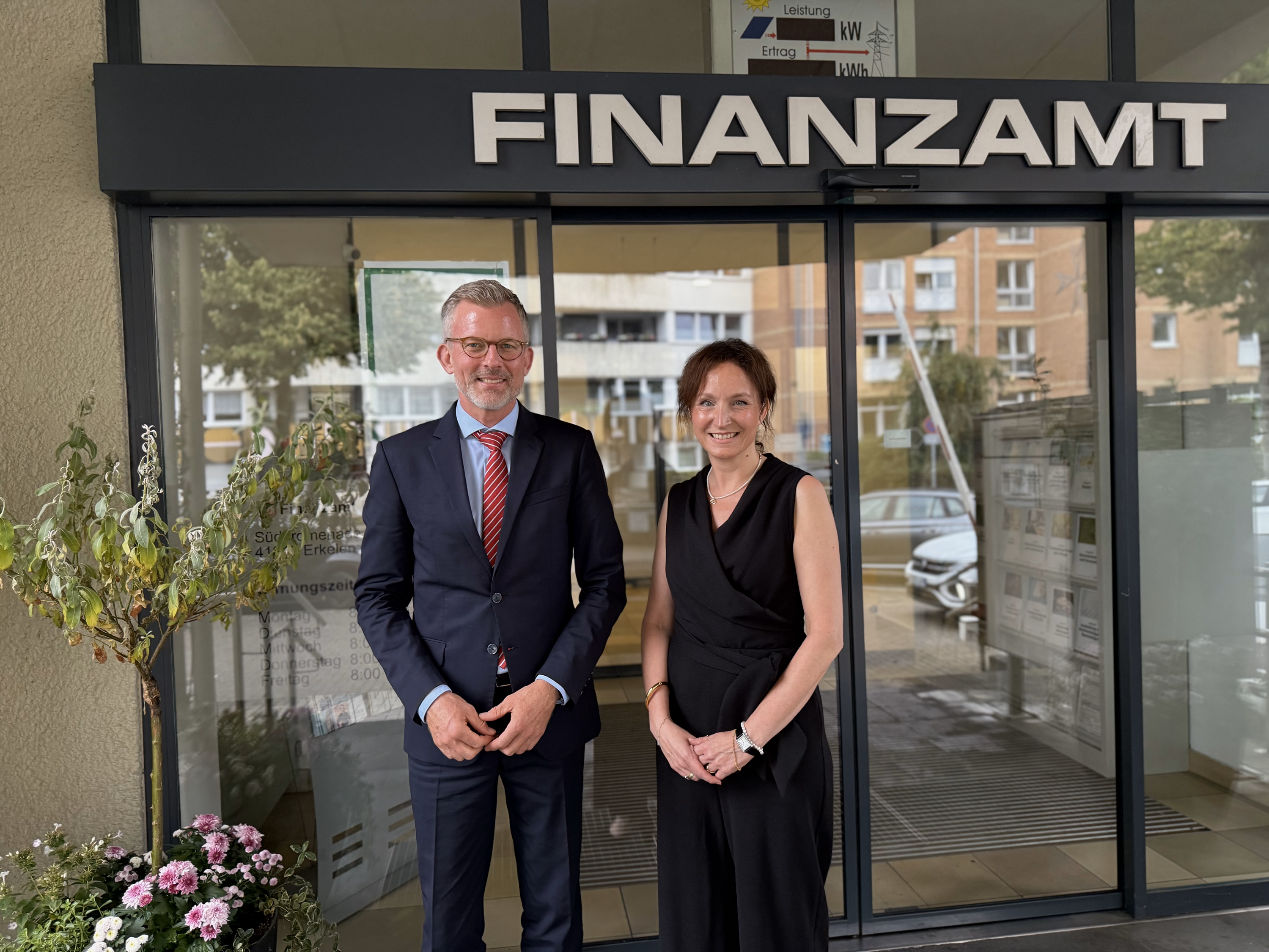 Staatssekretär Dr. Dirk Günnewig mit der Leiterin des Finanzamts Erkelenz Frau Dr. Monika Weck
