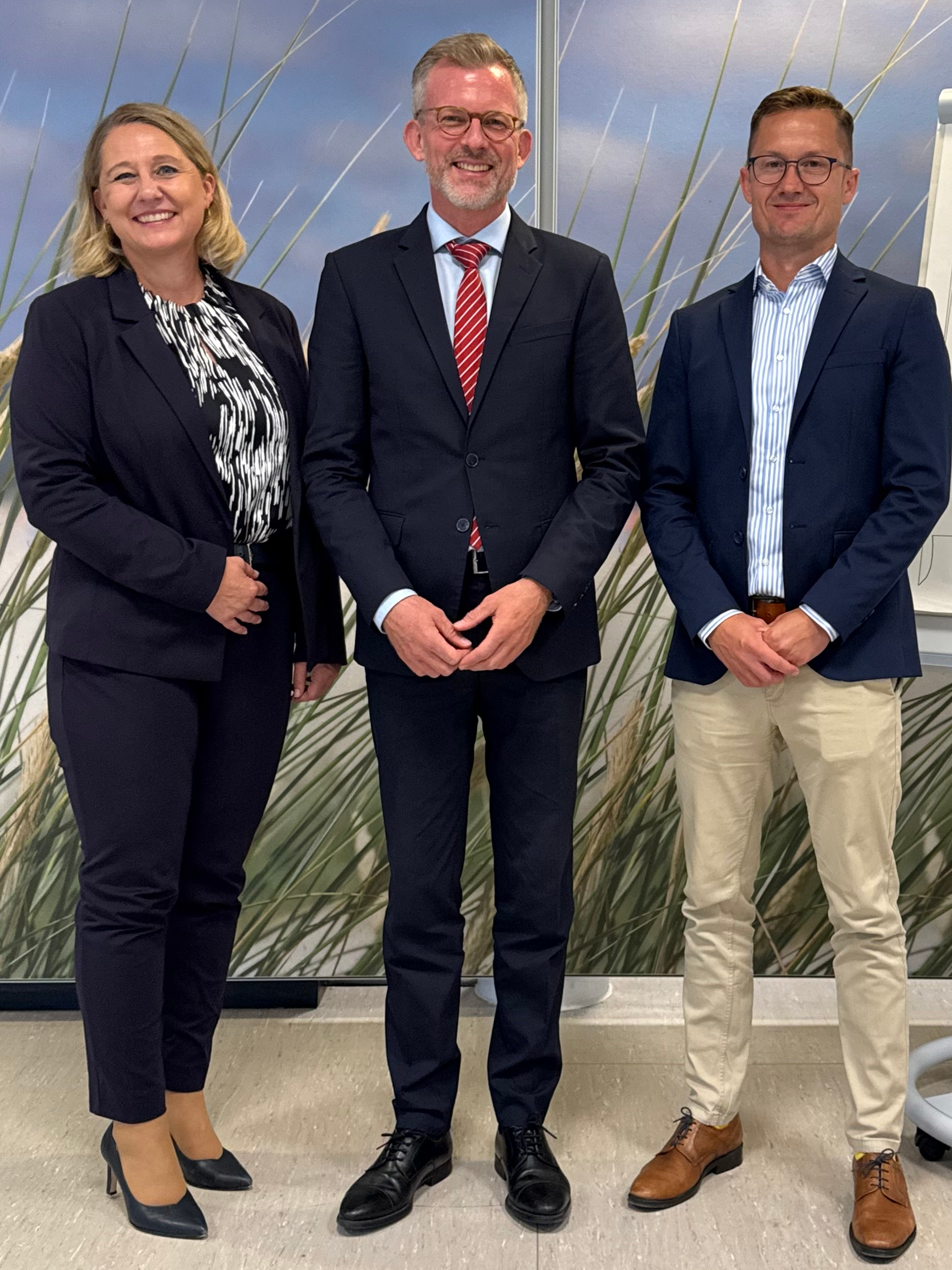 Staatssekretär Dr. Dirk Günnewig mit Herrn Lars Dresia (rechts) und Frau Claudia Ganser vom Team "Schule und Steuern" des Finanzamts Bergheim