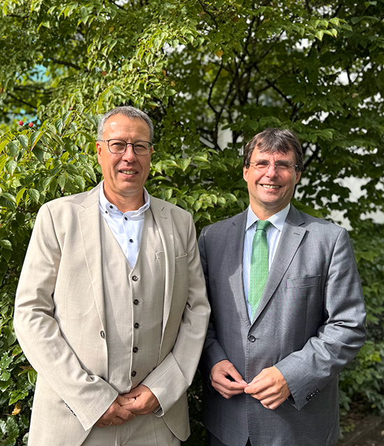 Minister Dr. Marcus Optendrenk mit dem Leiter des Finanzamts Altena Herrn Bernd Grote (links)