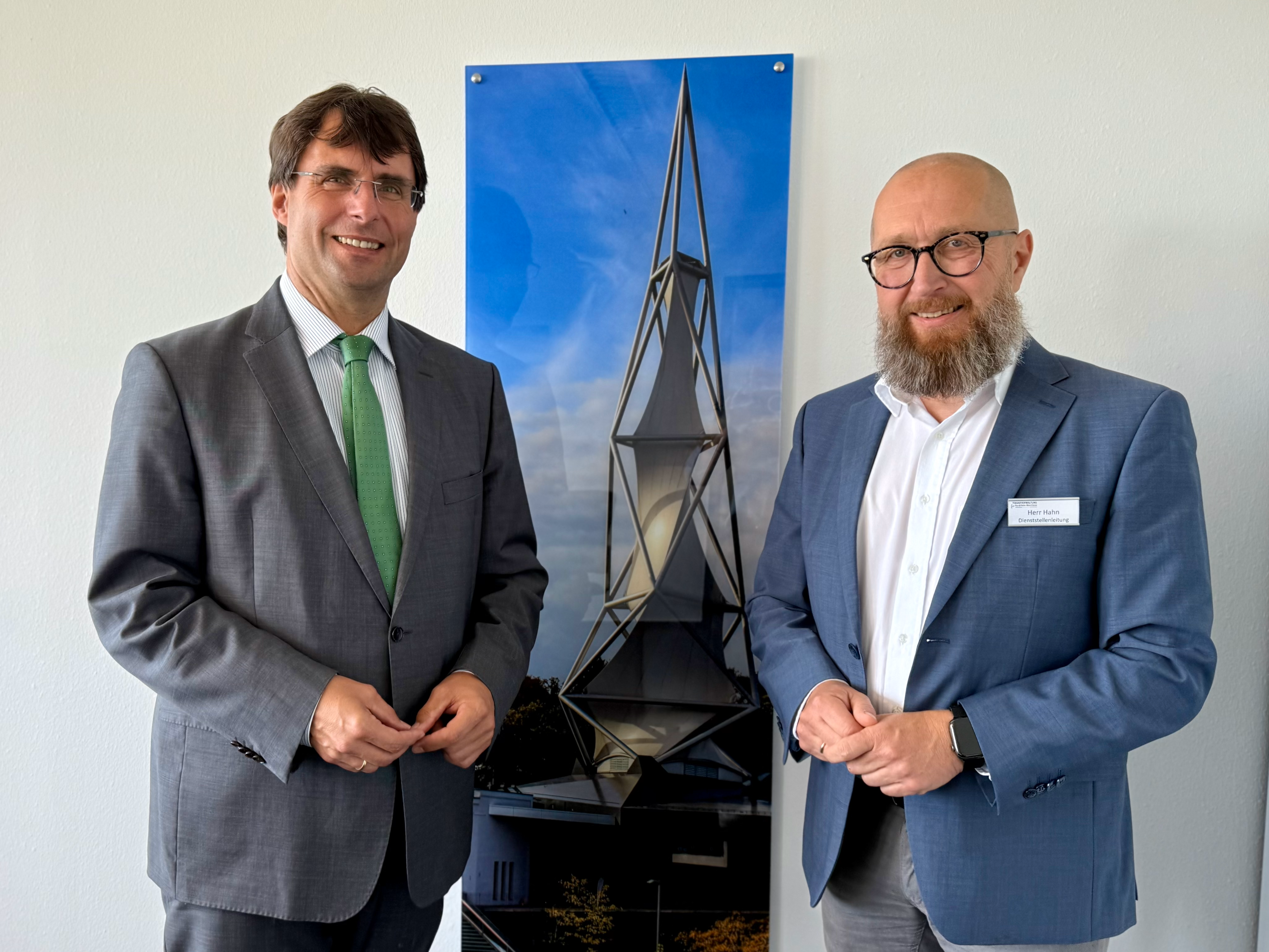 Minister Dr. Marcus Optendrenk mit dem Leiter des Finanzamts Lüdenscheid Herrn Thomas Hahn (r.)