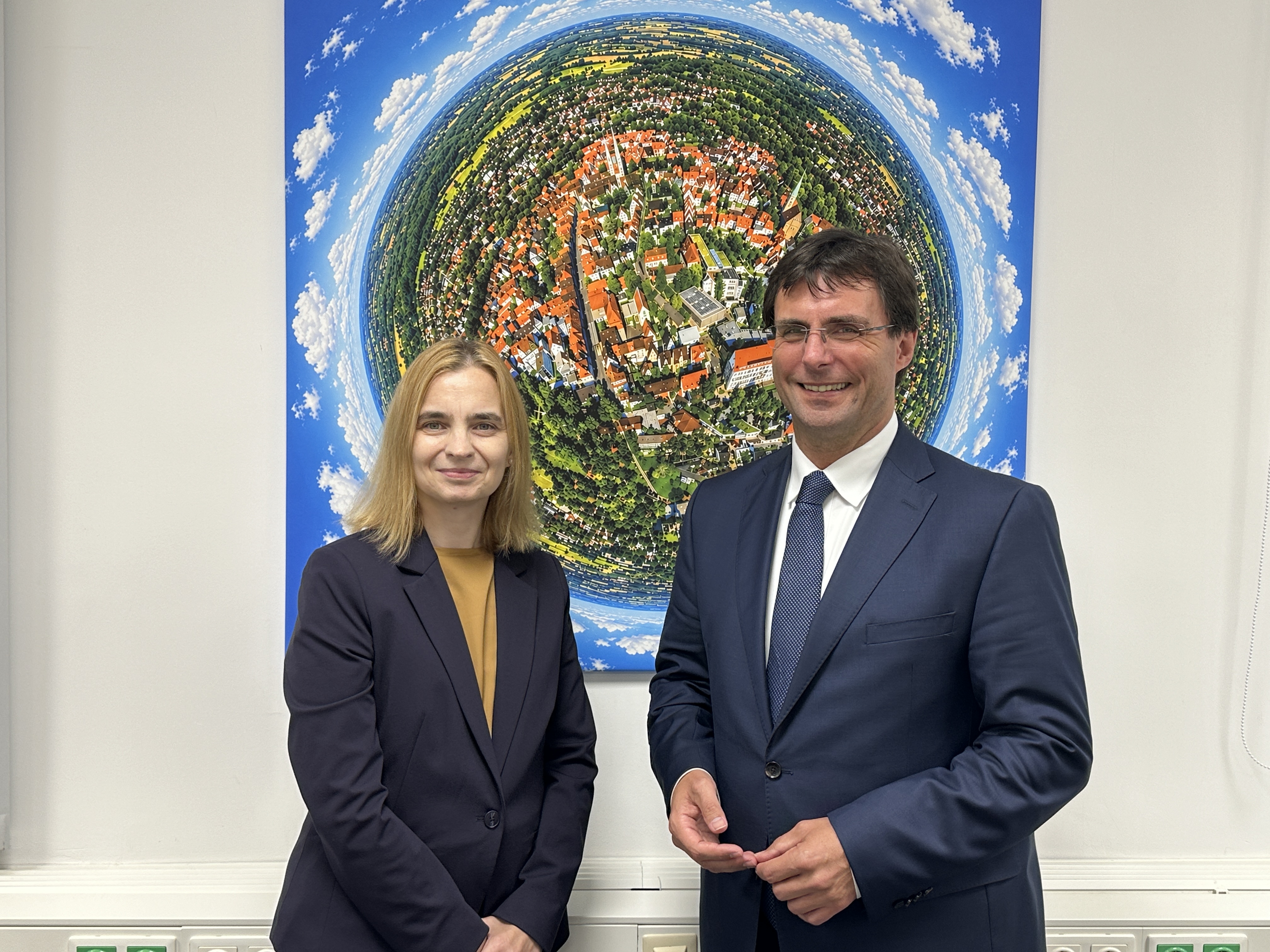 Das Bild zeigt die Dienststellenleitung des FA Lemgo und den Minister der Finanzen Dr. Optendrenk