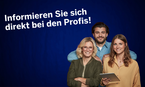 Drei Personen stehen vor einem blauen Hintergrund mit dem Schriftzug "Informieren Sie sich direkt bei den Profis!"