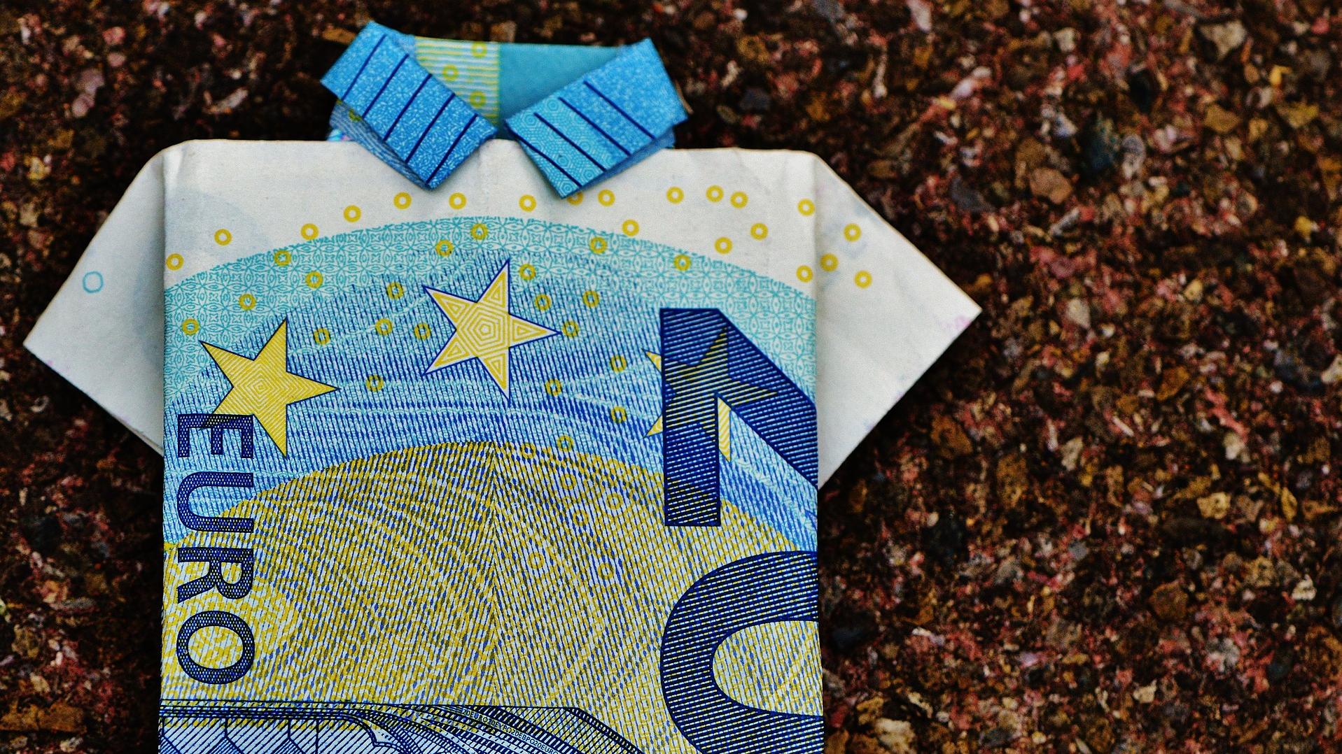 Stimmungsbild zum Beitrag: Ein 20-Euro-Schein gefaltet als Hemd wird abgebildet.