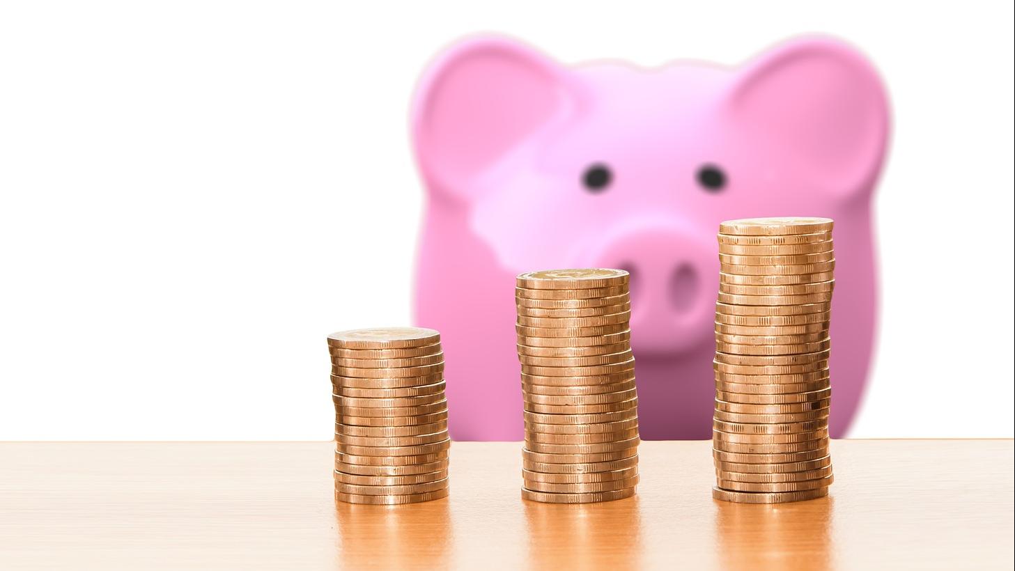 Stimmungsbild zum Beitrag: Es wird ein rosa Sparschwein mit Geldmünzen abgebildet.