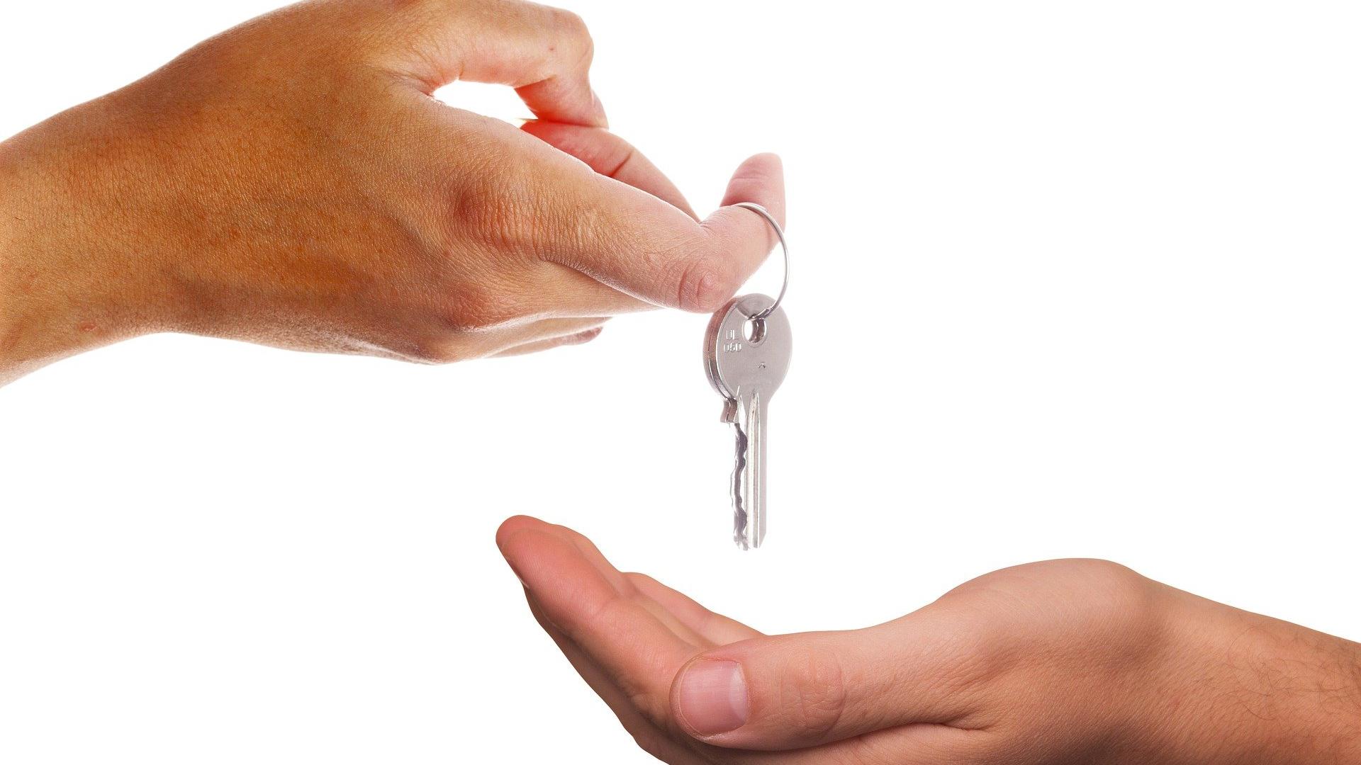 Stimmungsbild zum Beitrag: Eine Hand übergibt einen Schlüssel in eine andere Hand.