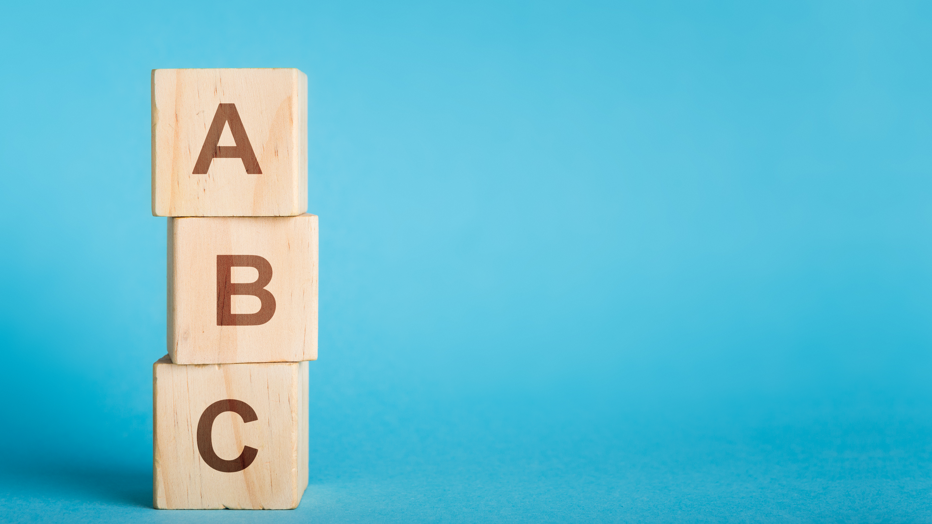 ABC in Holzbuchstaben