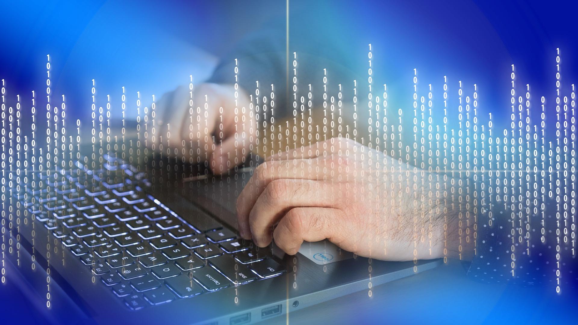 Stimmungsbild zum Beitrag: Es werden männliche Hände auf der Tastatur eines Laptops mit Zahlenkombinationen im Vordergrund abgebildet.
