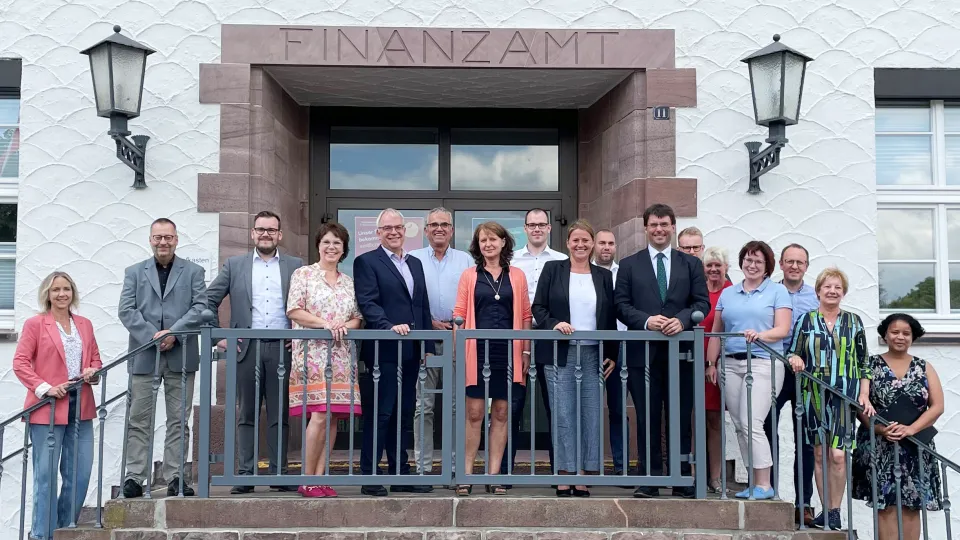 Das Bild zeigt den Besuch von Minister Dr. Optendrenk im Finanzamt Höxter
