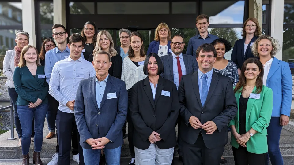 Gruppenbild mit Minister Optendrenk im Finanzamt Detmold