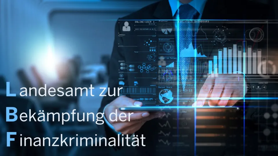 Es wird im Hintergrund ein Herr mit Anzug abgebildet, der ein Tablet in der Hand hält. Darüber hinaus wird im Vordergrund der Text Landesamt zur Bekämpfung der Finanzkriminalität angezeigt. Die Buchstaben L B F sind dick gekennzeichnet.