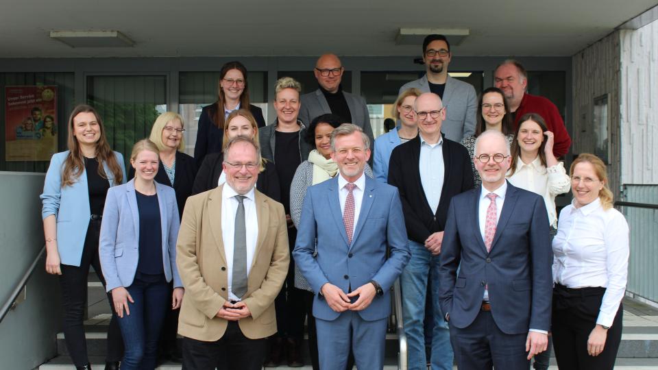 Gruppenbild des Besuchs des Staatssekretärs Dr. Günnewig im Finanzamt Dortmund-Unna und Dortmund-Ost