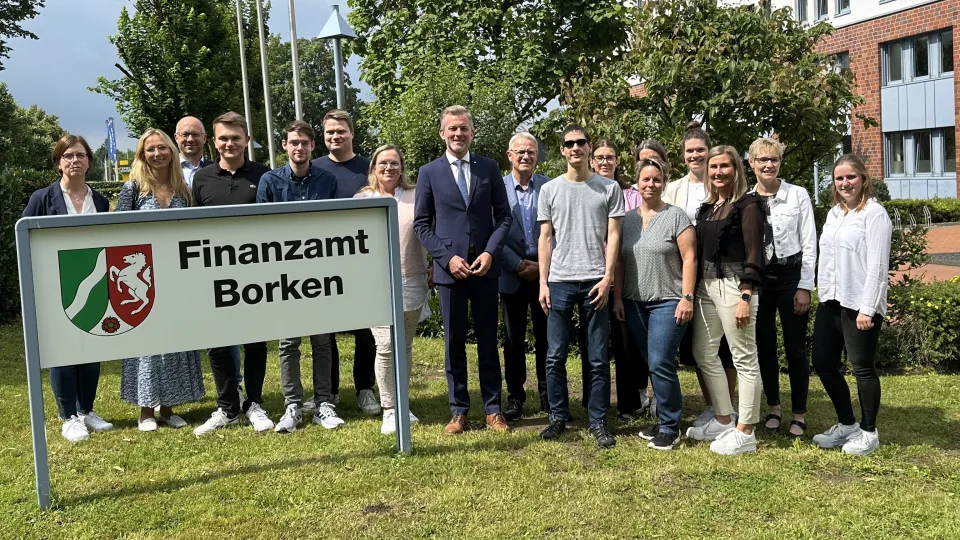 Staatssekretär Dr. Dirk Günnewig (8.v.l.) wird von dem Leiter des Finanzamts Borken, Martin Schlüter (9.v.l), und seinem Team begrüßt.