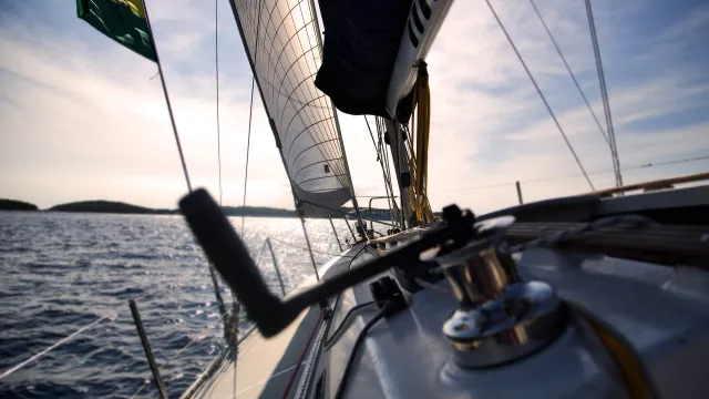 Stimmungsbild zum Beitrag: Es wird eine Segelyacht auf offenem Meer abgebildet.