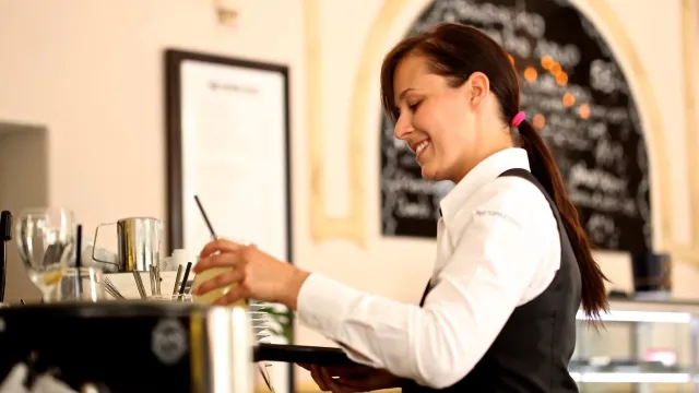 Stimmungsbild zum Beitrag: Es wird eine Kellnerin im Restaurant abgebildet.