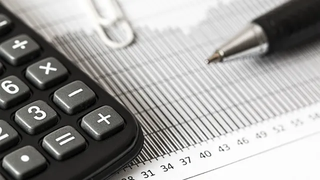 Stimmungsbild zum Beitrag: Es werden Ausschnitte eines Taschenrechners, einer Büroklammer, eines Kugelschreibers und eines Säulendiagramms abgebildet.