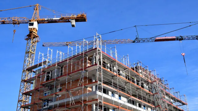 Stimmungsbild zum Beitrag: Es wird ein Gebäudekomplex, der errichtet wird, abgebildet.