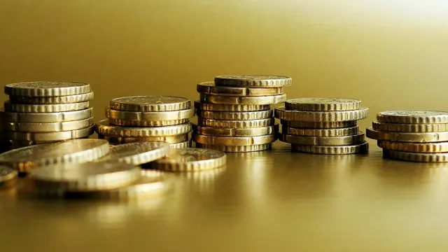 Stimmungsbild zum Beitrag: Es werden mehrere Geldmünzen-Stapel abgebildet.