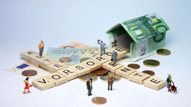 Stimmungsbild zum Beitrag: Es wird mit Scrabble Buchstaben, die die Wörter Alter, Vorsorge und Rente bilden abgebildet. Daneben liegen Geldscheine, Münzen und kleine Figuren.