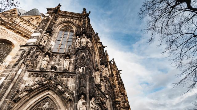 Stimmungsbild zum Beitrag: Es wird der Aachener Dom in der Froschperspektive abgebildet.