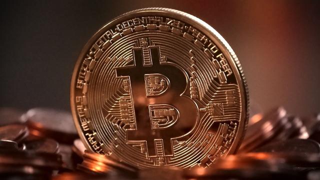 Stimmungsbild zum Beitrag: Es wird eine bronzefabene Bitcoin-Münze abgebildet.