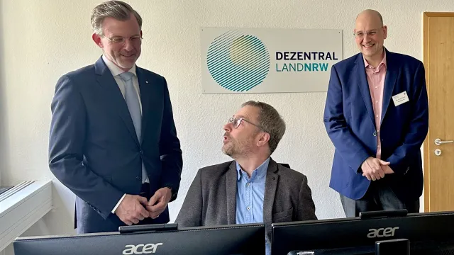 Das Bild zeigt Staatssekretär Dr. Günnewig im Finanzamt Siegburg