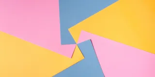 Stimmungsbild zum Beitrag: Es wird buntes Papier als Muster zusammengelegt abgebildet.