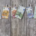Stimmungsbild zum Beitrag: Es werden Geldscheine an einer Wäscheleine geheftet abgebildet.