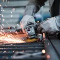 Stimmungsbild zum Beitrag: Eine Person in Schutzkleidung arbeitet mit einem Schweißgerät.