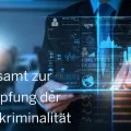 Es wird im Hintergrund ein Herr mit Anzug abgebildet, der ein Tablet in der Hand hält. Darüber hinaus wird im Vordergrund der Text Landesamt zur Bekämpfung der Finanzkriminalität angezeigt. Die Buchstaben L B F sind dick gekennzeichnet.
