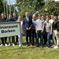 Staatssekretär Dr. Dirk Günnewig (8.v.l.) wird von dem Leiter des Finanzamts Borken, Martin Schlüter (9.v.l), und seinem Team begrüßt.