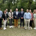 Staatssekretär Dr. Dirk Günnewig (7.v.l.) wird von dem Leiter des Finanzamts Coesfeld, Klaus Werschmöller (6.v.l), und seinem Team begrüßt.