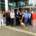  Minister Dr. Marcus Optendrek (Mitte) gemeinsam mit der Dienststellenleiterin Mandy Stutte-Surges ( 4.v.l.) sowie Kolleginnen und Kollegen des Finanzamts Gelsenkirchen.