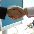 Stimmungsbild zum Beitrag: Es schütteln sich zwei Personen die Hände.