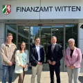 Das Bild zeigt fünf Personen vor dem Finanzamt Witten
