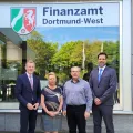 Das Foto zeigt den Staatssekretär Dr. Günnewig beim Besuch im FA Dortmund-West
